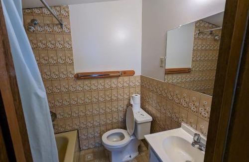 Wasaga Beach Casa | Tiny Wood Cottage 06