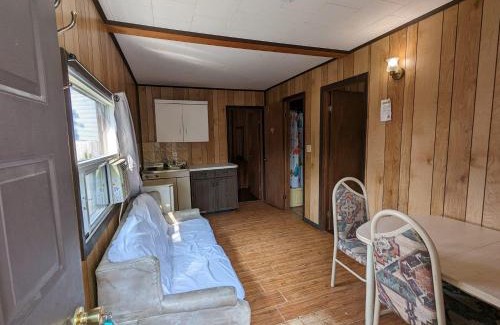 Wasaga Beach Casa | Tiny Wood Cottage 07