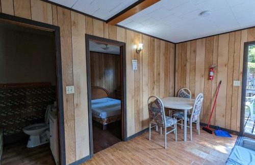 Wasaga Beach Casa | Tiny Wood Cottage 07
