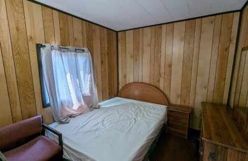 Wasaga Beach Casa | Tiny Wood Cottage 07