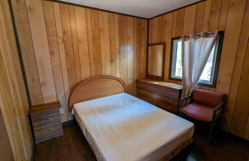 Wasaga Beach Casa | Tiny Wood Cottage 07