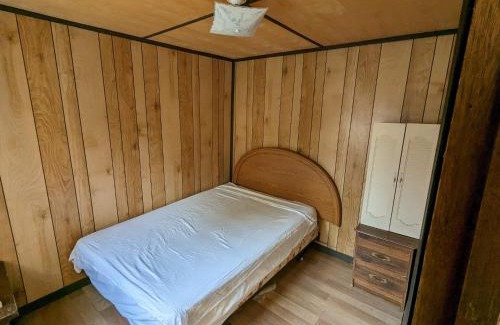 Wasaga Beach Casa | Tiny Wood Cottage 09