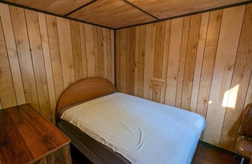 Wasaga Beach Casa | Tiny Wood Cottage 09