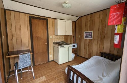 Wasaga Beach Casa | Tiny Wood Cottage 10
