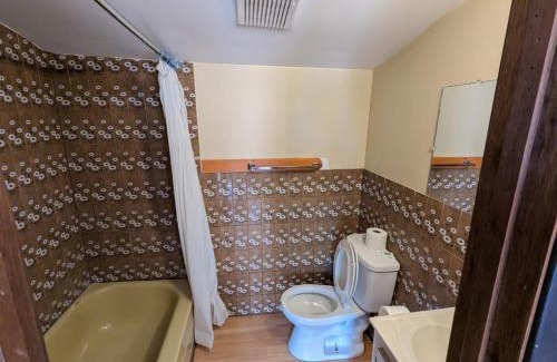 Wasaga Beach Casa | Tiny Wood Cottage 10