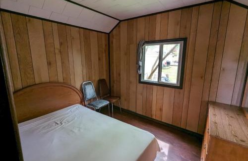 Wasaga Beach Casa | Tiny Wood Cottage 10