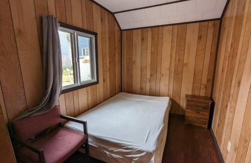 Wasaga Beach Casa | Tiny Wood Cottage 10