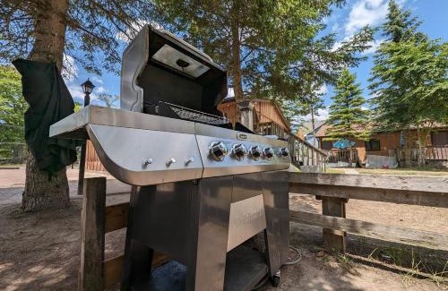 Wasaga Beach Casa | Tiny Wood Cottage 14