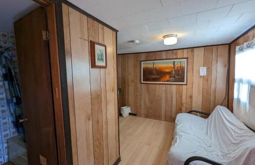 Wasaga Beach Casa | Tiny Wood Cottage 15