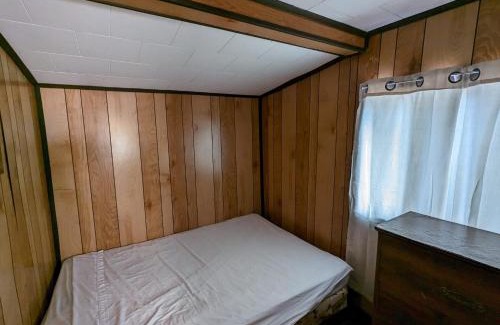 Wasaga Beach Casa | Tiny Wood Cottage 15