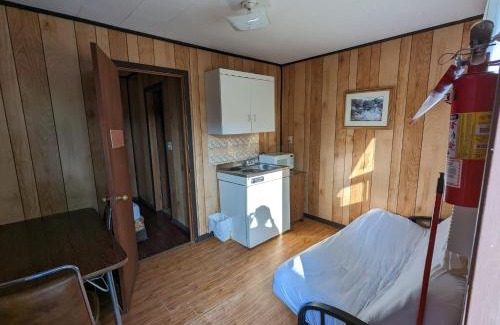 Wasaga Beach Casa | Tiny Wood Cottage 16