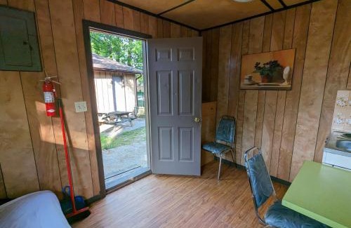 Wasaga Beach Casa | Tiny Wood Cottage 19