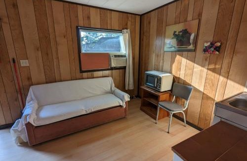 Wasaga Beach Casa | Tiny Wood Cottage 20