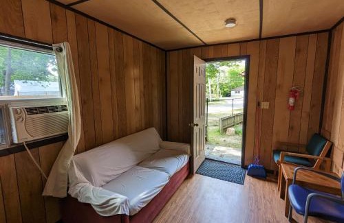 Wasaga Beach Casa | Tiny Wood Cottage 21
