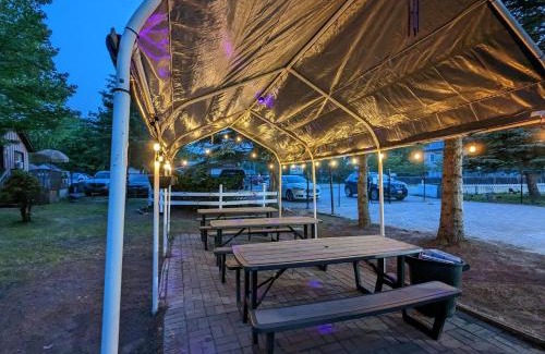 Wasaga Beach Casa | Tiny Wood Cottage 23