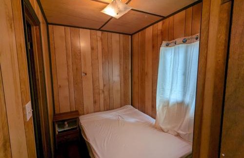 Wasaga Beach Casa | Tiny Wood Cottage 23