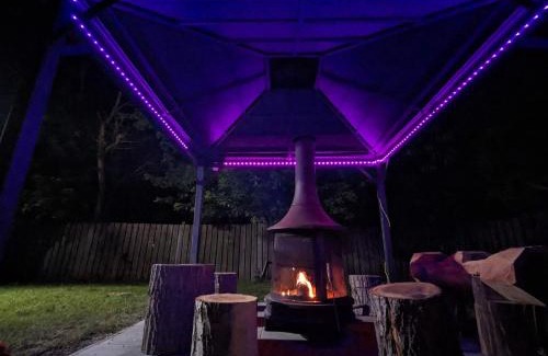 Wasaga Beach Casa | Tiny Wood Cottage 23