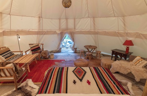Lembeke Alquiler De RV | Tipi Bo Deluxe
