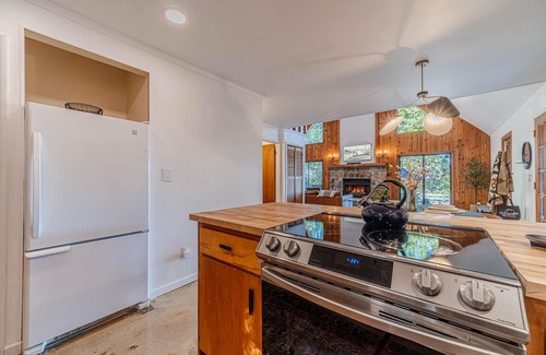 Clarkesville Cabina | Tippy Top Retreat | Secluded Mountain View Cabin with Hot Tub, Decks, Games