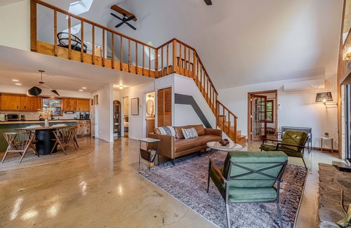 Clarkesville Cabina | Tippy Top Retreat | Secluded Mountain View Cabin with Hot Tub, Decks, Games