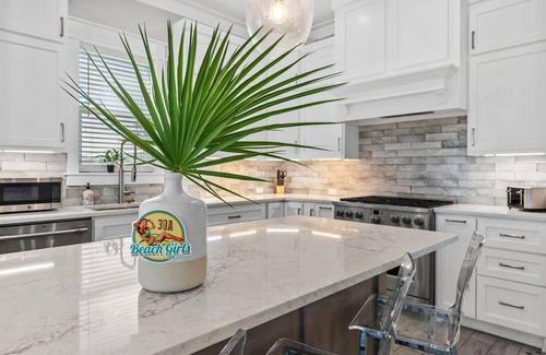 Bid-a-wee Beach Casa | Tipsea Turtle | 1 Block to Gulf + Heated Saltwater Pool | Sleeps 22 | Game Room