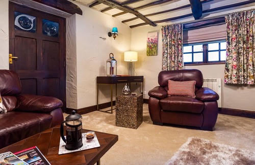 Kendal Cabaña | TIPSY GIN COTTAGE, romantic, with open fire in Crosthwaite