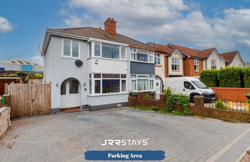 Tipton Casa | Tipton 3 Bedroom House Garden Sleeps 7 - JRR Stays
