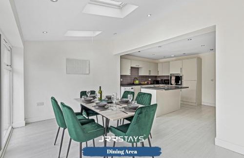Tipton Casa | Tipton 3 Bedroom House Garden Sleeps 7 - JRR Stays
