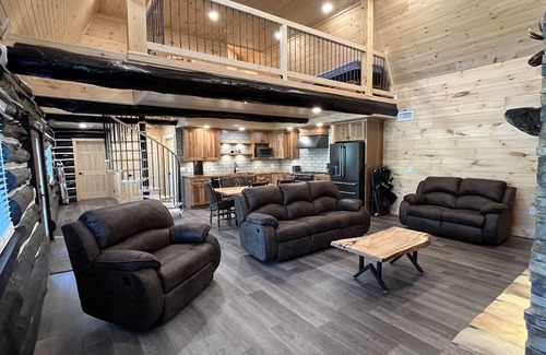 Tipton Cabina | Tipton Run Lodge: Luxurious Log Cabin with Private Pond!