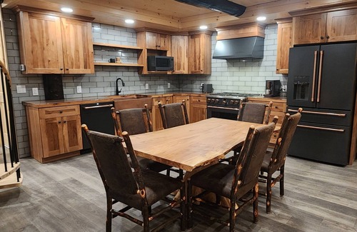 Tipton Cabina | Tipton Run Lodge: Luxurious Log Cabin with Private Pond!