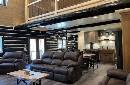 Tipton Cabina | Tipton Run Lodge: Luxurious Log Cabin with Private Pond!