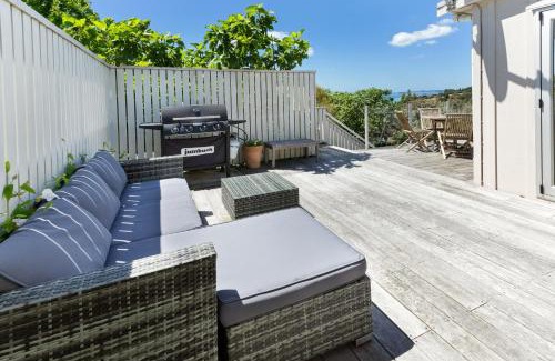 Oneroa Casa | Tiri Cottage - Sea Views in Oneroa by Waiheke Unlimited