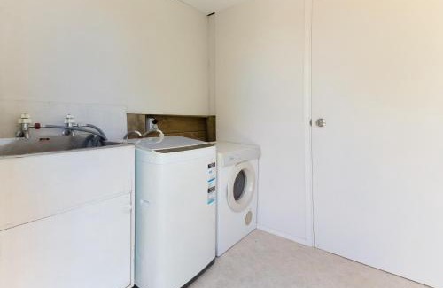 Oneroa Casa | Tiri Cottage - Sea Views in Oneroa by Waiheke Unlimited