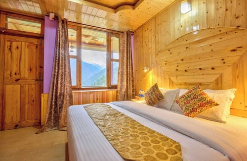 Banjar Cama Y Desayuno | Tirthan Height - Facing toward Snow View