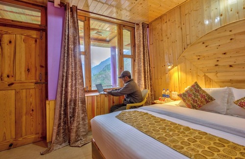 Banjar Cama Y Desayuno | Tirthan Height - Facing toward Snow View