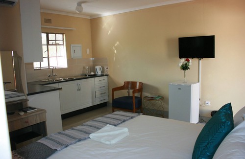 Ramotswa Casa | Titan Valley Guest House & Stargazing