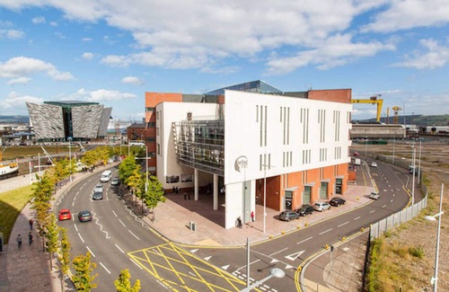 Titanic Quarter Apartamento | TITANIC: 150 + 5 Comentarios Excelentes para 7 huéspedes | 1 min a pie de la historia Titanic