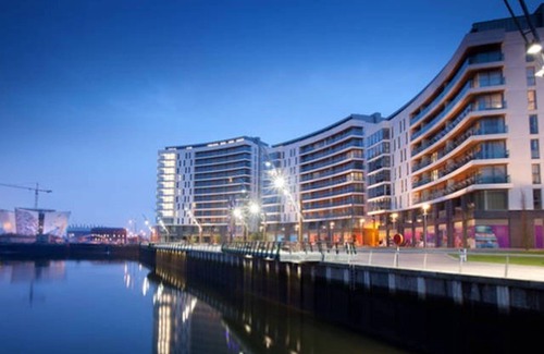 Titanic Quarter Apartamento | TITANIC: 150 + 5 Comentarios Excelentes para 7 huéspedes | 1 min a pie de la historia Titanic