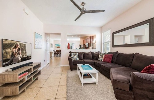 Crestwynd Bay Casa | Tito's Beachy Townhouse, 1.5 miles from Disney