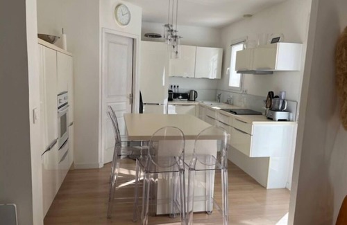 Meze Casa | Titre Provisoire