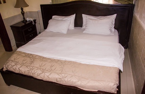 Oshodi-Isolo Hotel | Tivoli Residence & Bar