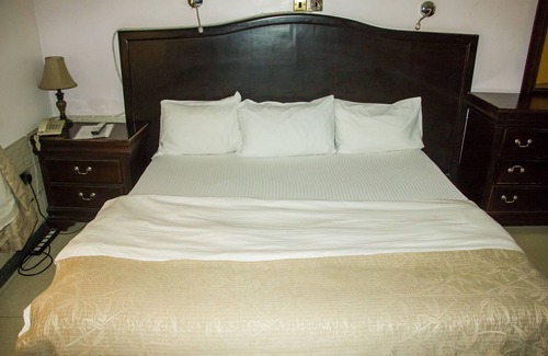 Oshodi-Isolo Hotel | Tivoli Residence & Bar