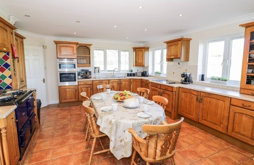 Shugborough Casa | TIXALL MANOR FARM, pet friendly, with hot tub in Great Haywood