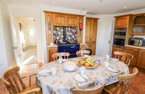 Shugborough Casa | TIXALL MANOR FARM, pet friendly, with hot tub in Great Haywood