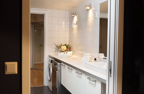 Sentrum Apartamento | Tjuvholmen Gem with Rooftop Terrace