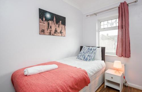 River Casa | TMS Spacious 4 bedroom house! Free Parking! Crosby Dagenham!