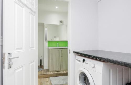 River Casa | TMS Spacious 4 bedroom house! Free Parking! Crosby Dagenham!