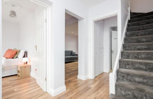 River Casa | TMS Spacious 4 bedroom house! Free Parking! Crosby Dagenham!