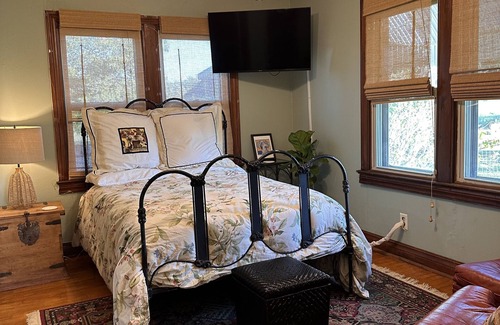 Norman Otro | T A tranquil farmhouse getaway only 12 minutes away from the OU campus..