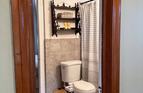 Norman Otro | T A tranquil farmhouse getaway only 12 minutes away from the OU campus..